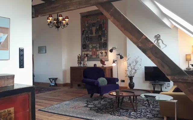 Spazioso studio mansardato in una casa del XIX secolo