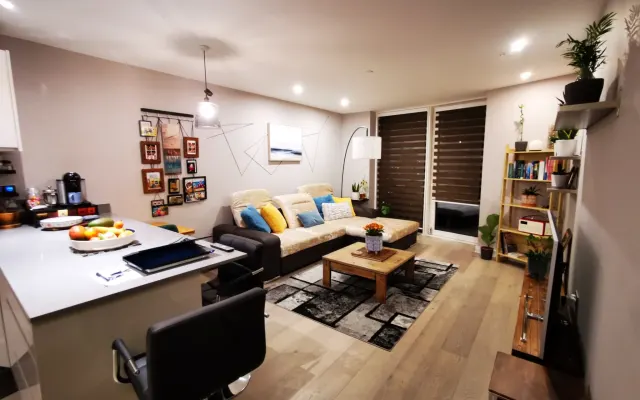 Habitación luminosa y acogedora con espectaculares vistas al centro de