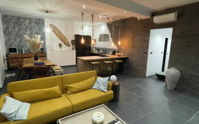Habitación con aire acondicionado y baño privado