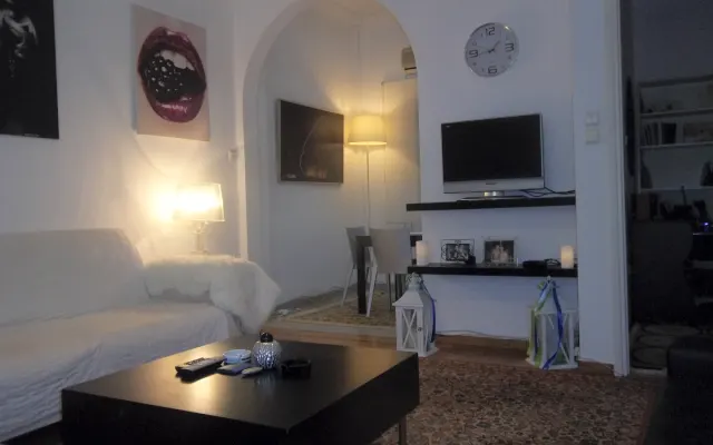 APPARTEMENT RÉNOVÉ AU CENTRE D'ATHÈNES