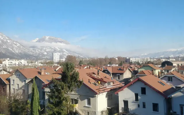 Chambre dans appartement grenoblois chaleureux et vue sur montagnes