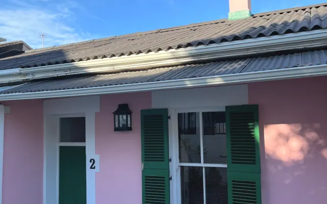 Private bed and bathroom in shared Pink Dutch Cottage in De Waterkant