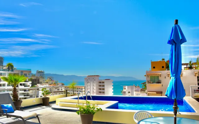 Magnifique condo 1bd/1ba, avec balcon, piscine sur le toit, Romantic...