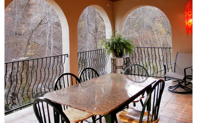 Casa Brookwood: Retiro para artistas y lugar privado con piscina