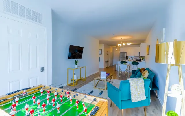  King Bed Ideal für lange Aufenthalte mit Foosball-Tisch!