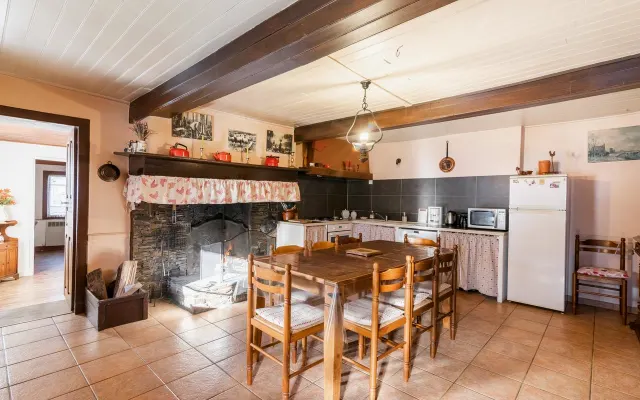 9-person gîte with large fireplace in the Barousse valley in Thèbe...