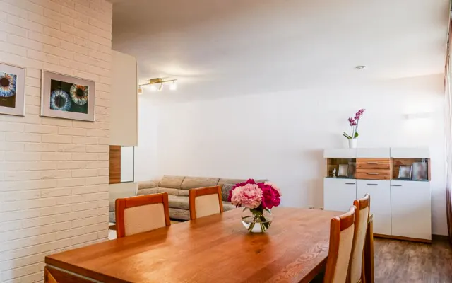 Ein großes Zimmer in einer ordentlichen und sauberen Wohnung