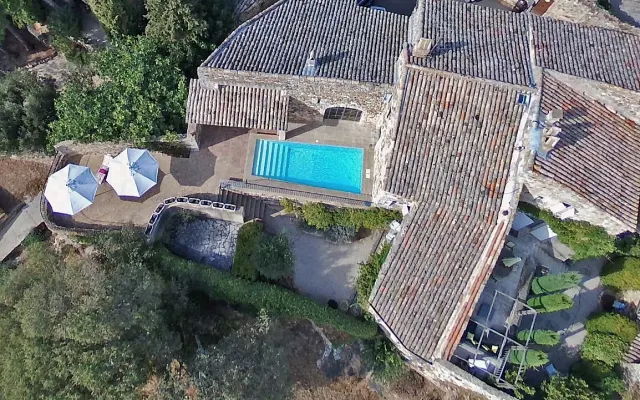 Magnifique bâtiment en pierre avec vue près d'Uzès