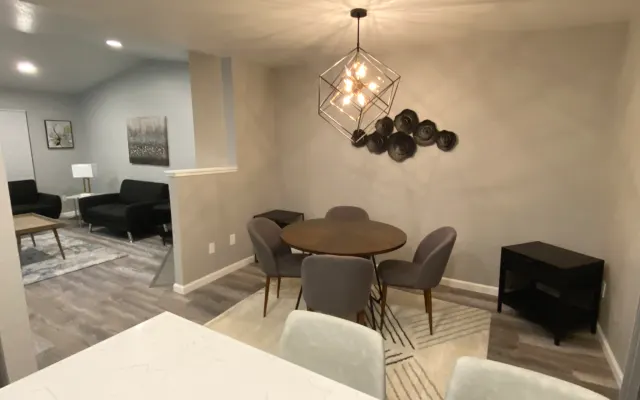 Moderne et magnifiquement rénové 2 chambres 2 salles de bain + garage