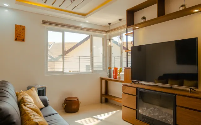 Confortável e acolhedor 2BR com varanda e lareira interior