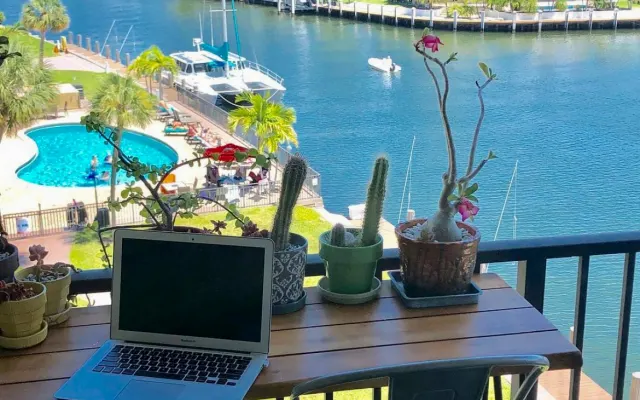 Private room/Free Parking between South Beach & Wilton Manors