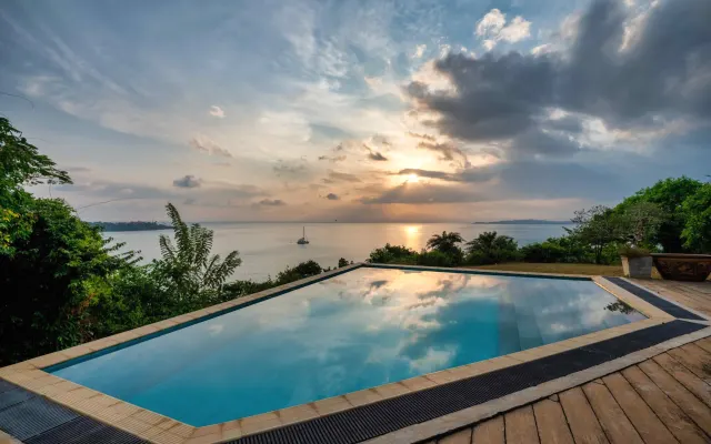 Villa privada en la cima de un acantilado con piscina, playa y gran...