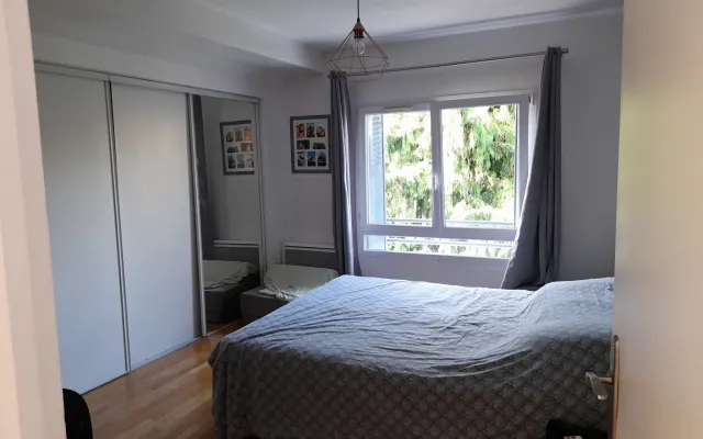 Habitación privada con baño en el primer piso de una casa