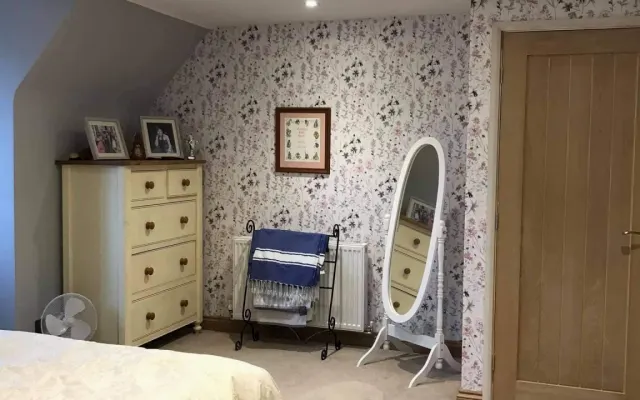 Lovely Spacious Double Bedroom inc Continental Breakfast