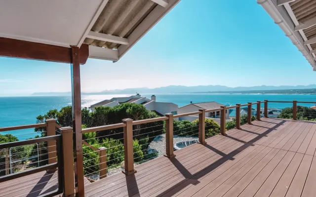 Guppy Huys oceanfront eco bungalow