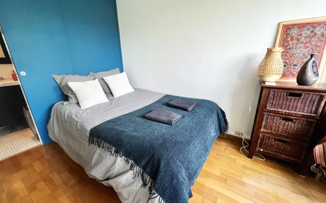 Bright Père Lachaise apartment 15 minutes from the gay district