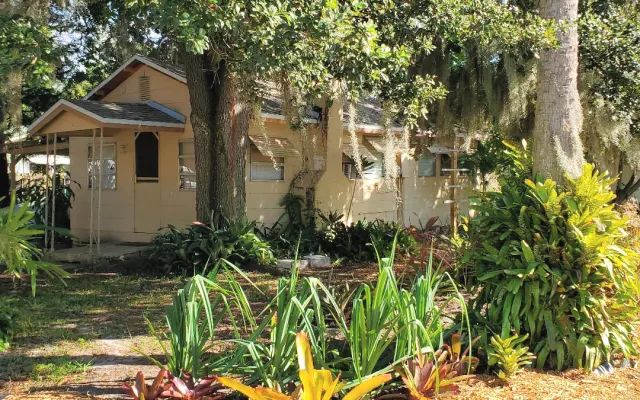 Beige Bungalow in Titusville. In der Nähe des Indian River.