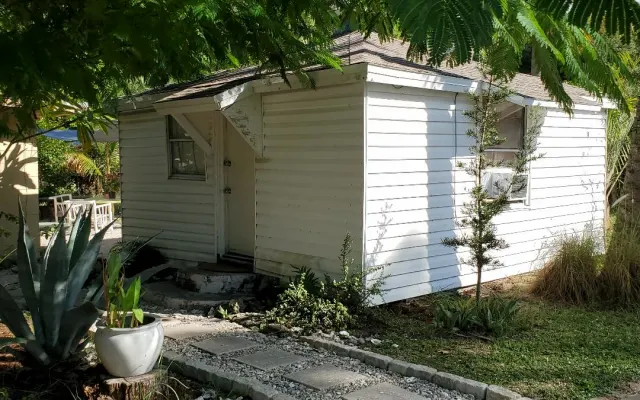 Weißes Cottage in Titusville. In der Nähe des Indian River.