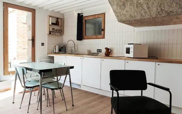 Studio in Les Arceaux, on the ground floor of a 1900 house
