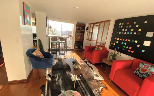Schönes Zimmer mit Balkon, zentrales eigenes Bad besten Bereich.