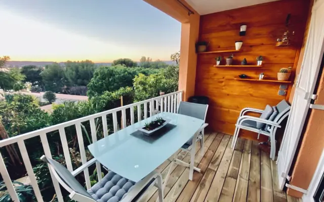 T2 apartment with sea view and close to the sea-parking-pool.