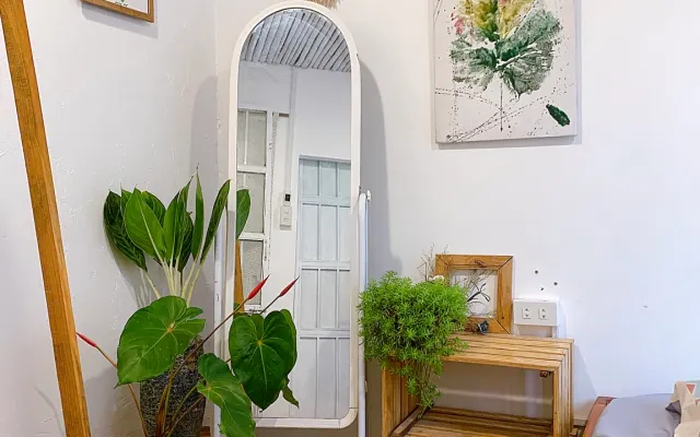 Cálida habitación con vistas a los pinos detrás de la casa (Nhà Nắng)