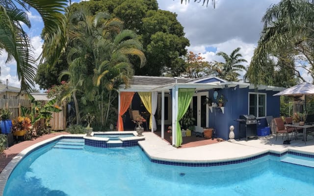 Roupa opcional num quarto privado numa casa tropical com piscina.