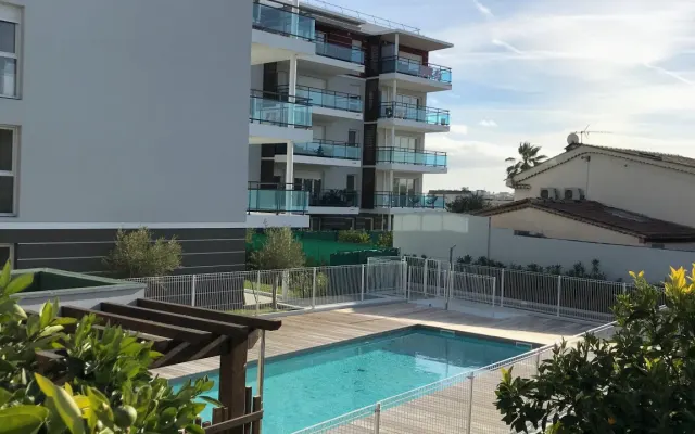 Room in residence with swimming pool, near the beach