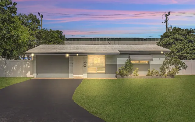 ***MODERN 3BRD HOME Family Friendly, heated pool!