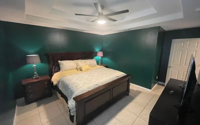 Spacious two bedroom king bed near UTRGV