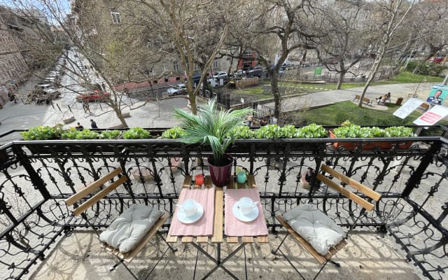 Votre maison spacieuse au bord du parc avec un balcon ensoleillé
