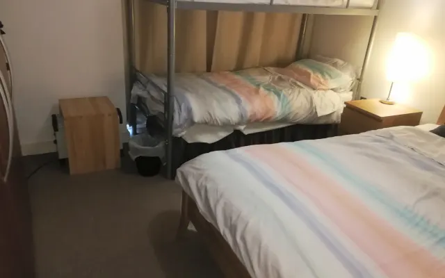 Cama individual no centro da cidade num apartamento tranquilo