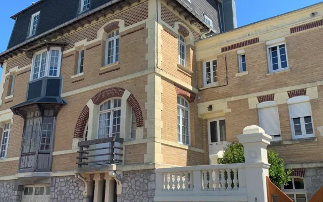 Studette with sea view in a villa with character