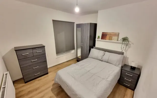 NUEVA casa de 3 dormitorios brillante cerca del centro de la ciudad y LFC