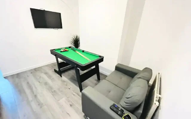 Modern Hangout House near LFC,3 BR with Pool Table