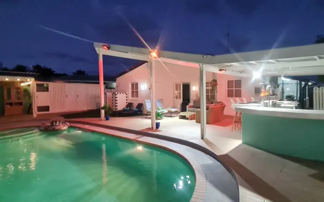 Villa romântica intimista com grande piscina e privacidade absoluta.
