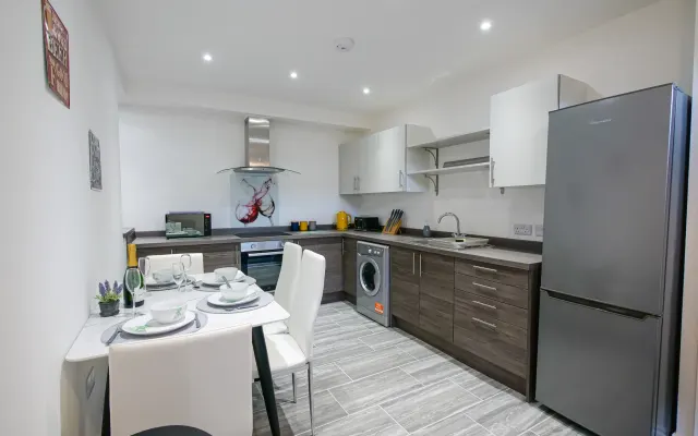 Impresionante totalmente renovado 2 cama REGENCIA jardín apartamento