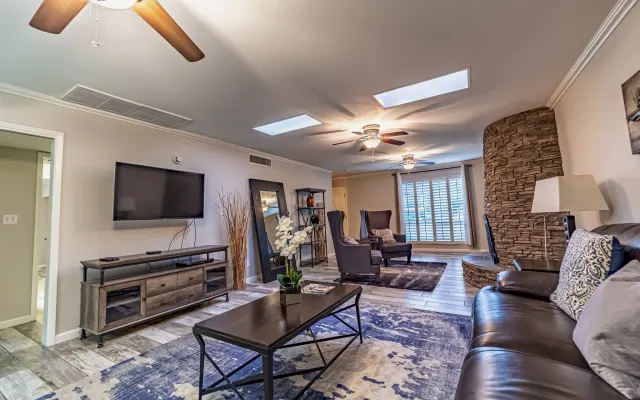 Downtown Scottsdale 1800 plus sq ft with pool, private patio, 2 car ga