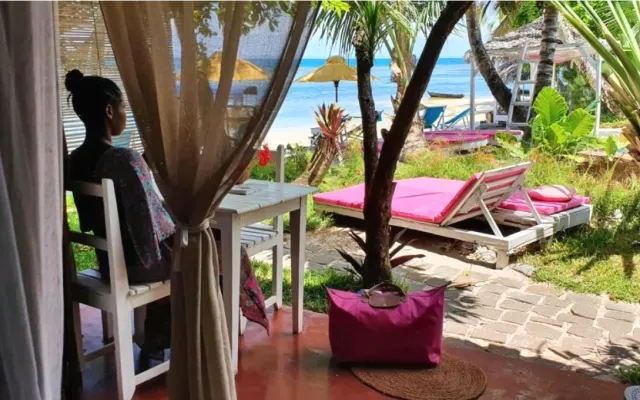 Bungalow en première ligne avec petit déjeuner, plage, piscine.