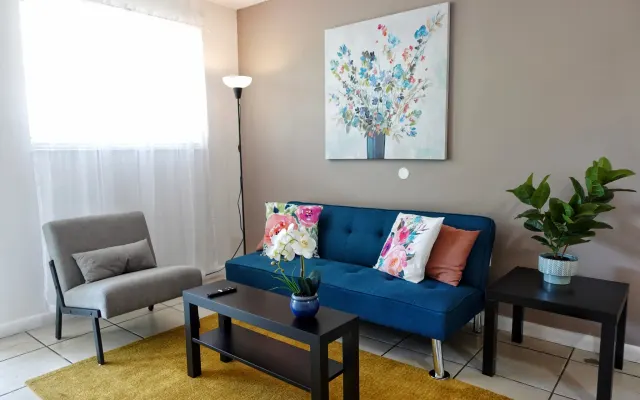 Klassisches Apartment mit zwei Schlafzimmern und einem Bad und...