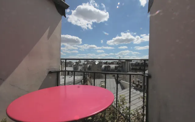 Nudist Shared flat in center of Paris 75002