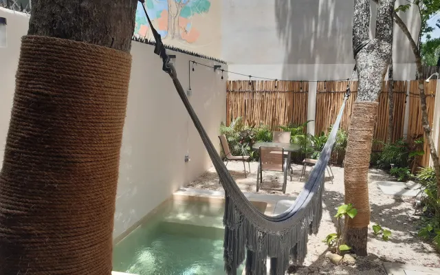 Casa a estrenar con alberca rodeada de naturaleza