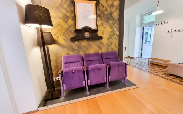 Heller Altbau110 m2 /heller großer Balkon/gratis Garage