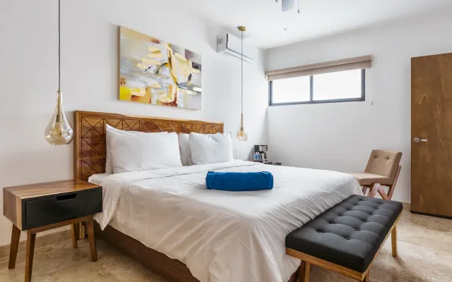 Private room in top location, King bed and fridge