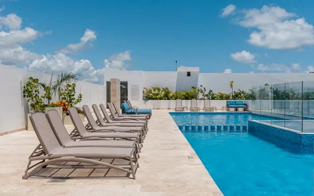 Private Room in the heart of Playa w 4 pools, Gym Parking
