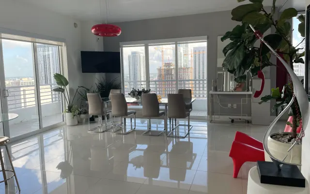 Condomínio de partilha estilo loft u obter loft quarto privado e casa...