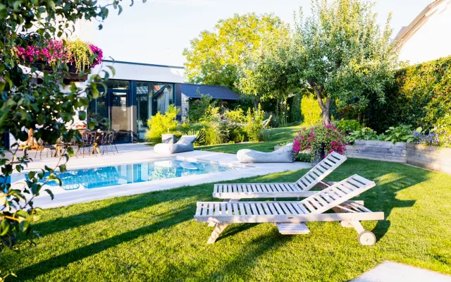 Gemütliches Holzzimmer auf dem Land mit Pool