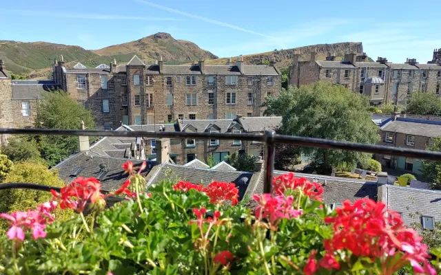 Large top floor apartment in prestigious Edinburgh location.