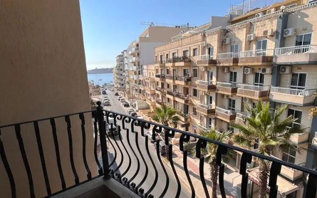 Jolie chambre avec son propre balcon avec vue sur la mer