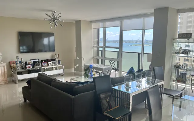 Preciosa habitación en enorme ático con impresionantes vistas a la bahí